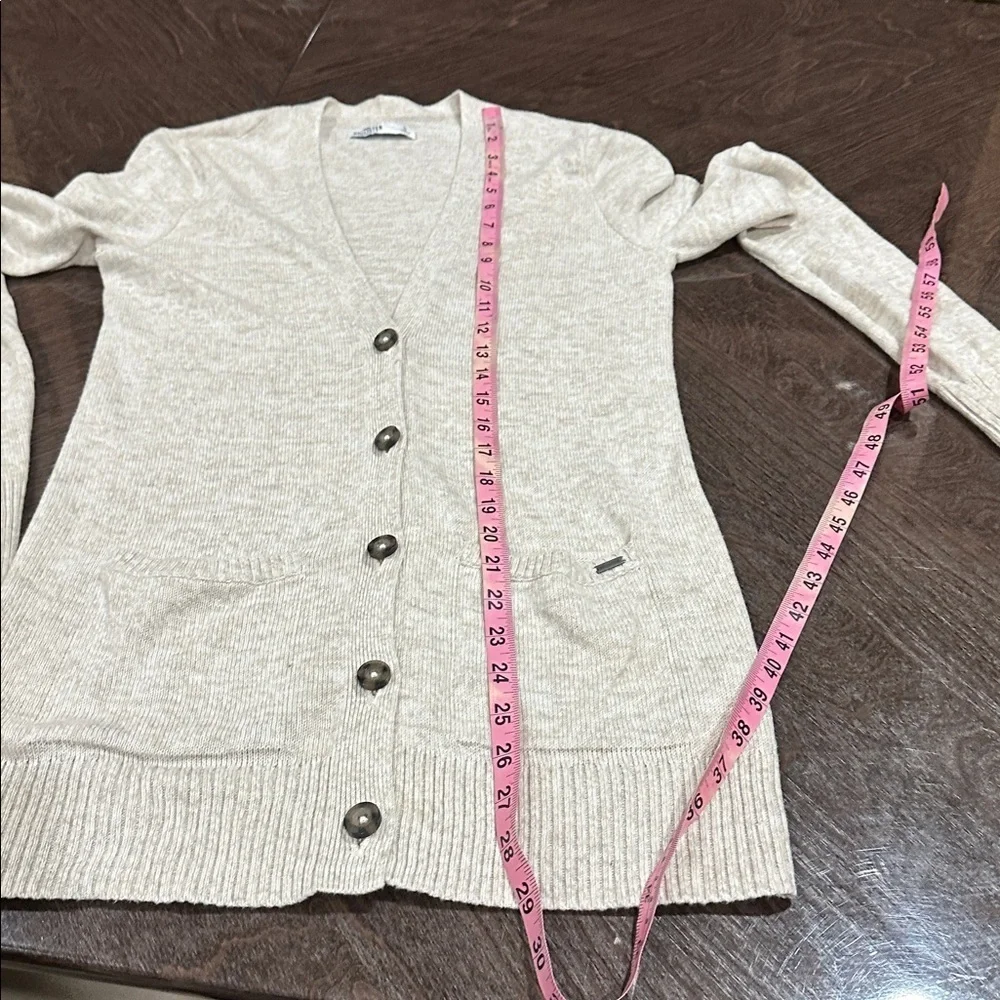 Hollister beige v‑neck